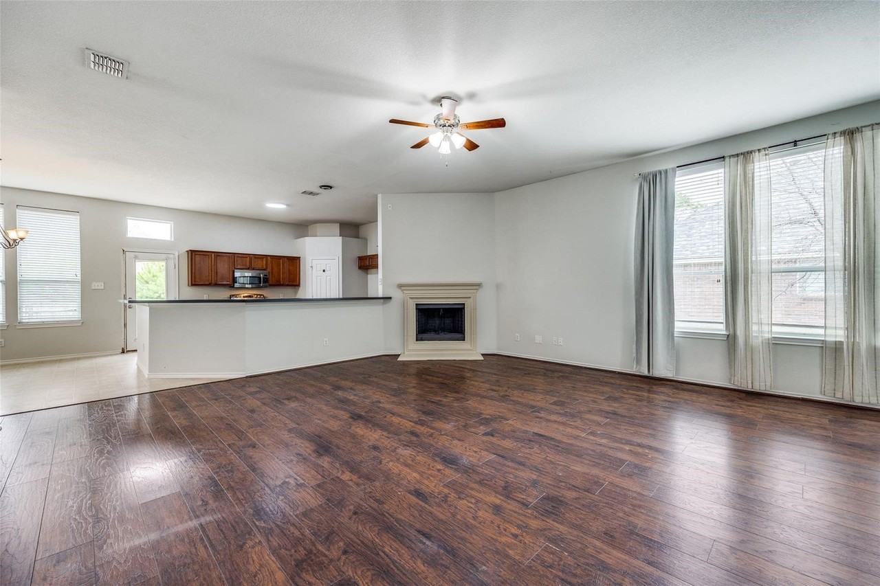 1304 Sierra Blanca Dr - Photo 2 of 12