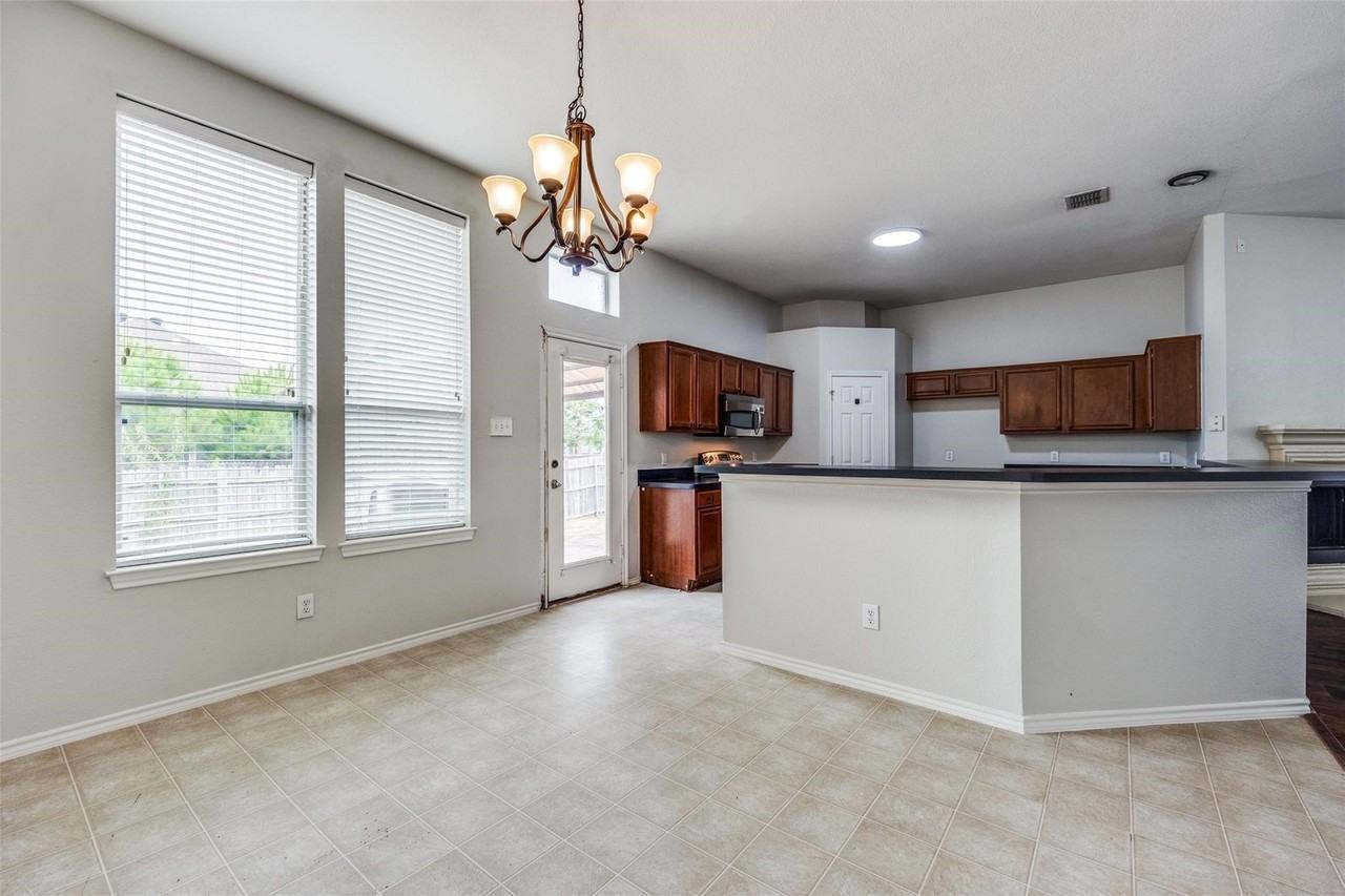 1304 Sierra Blanca Dr - Photo 3 of 12