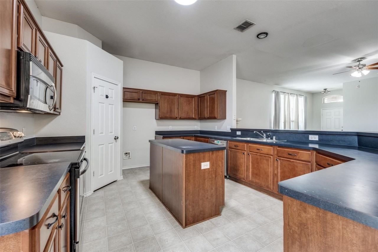 1304 Sierra Blanca Dr - Photo 4 of 12