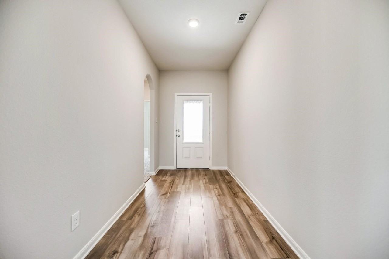 412 Harbor Oaks Dr - Photo 2 of 15