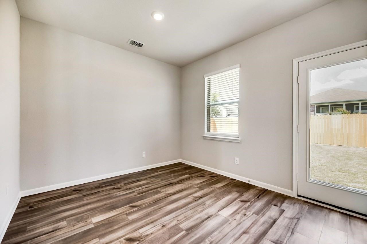 412 Harbor Oaks Dr - Photo 6 of 15