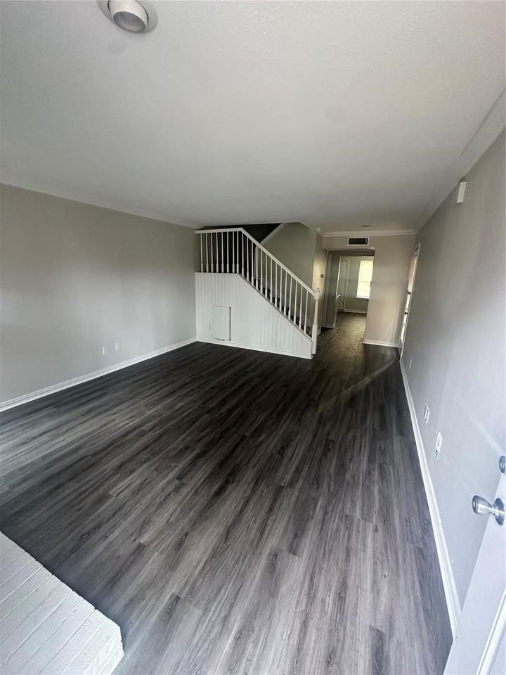 2268 Colony Ct - Photo 2 of 19