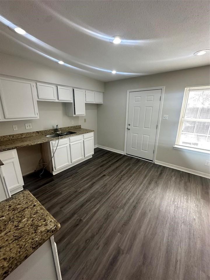 2268 Colony Ct - Photo 4 of 19
