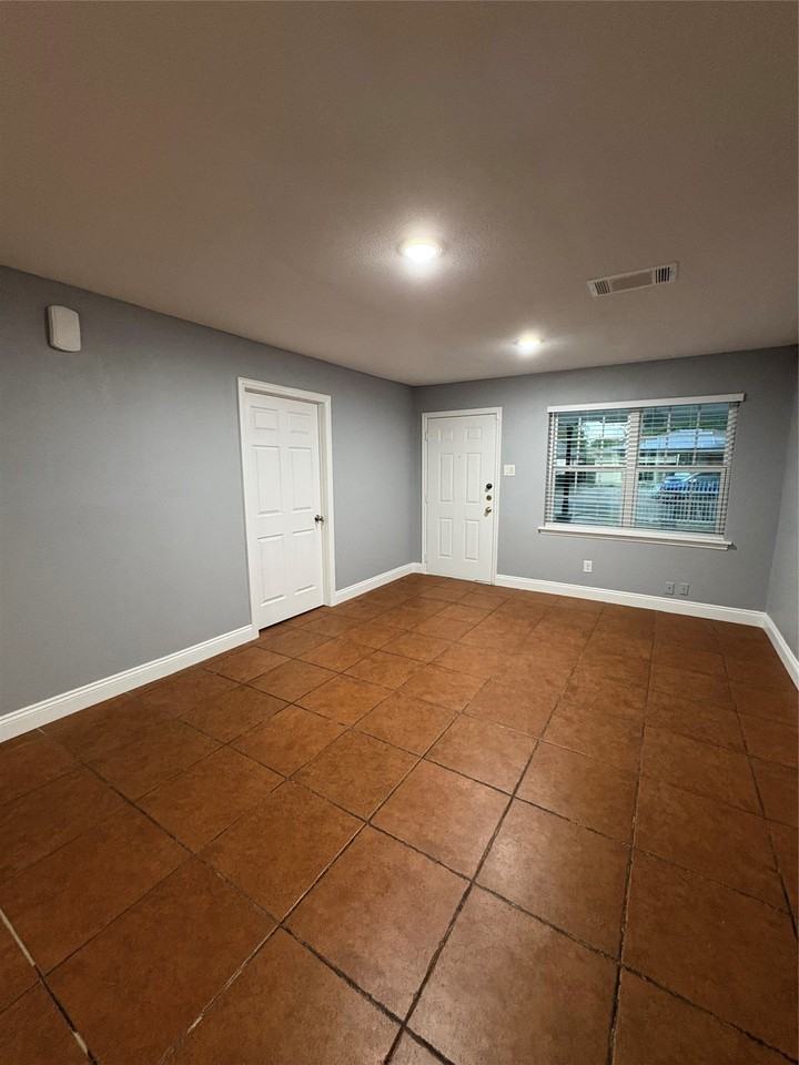 9550 Castlefield Dr - Photo 3 of 15