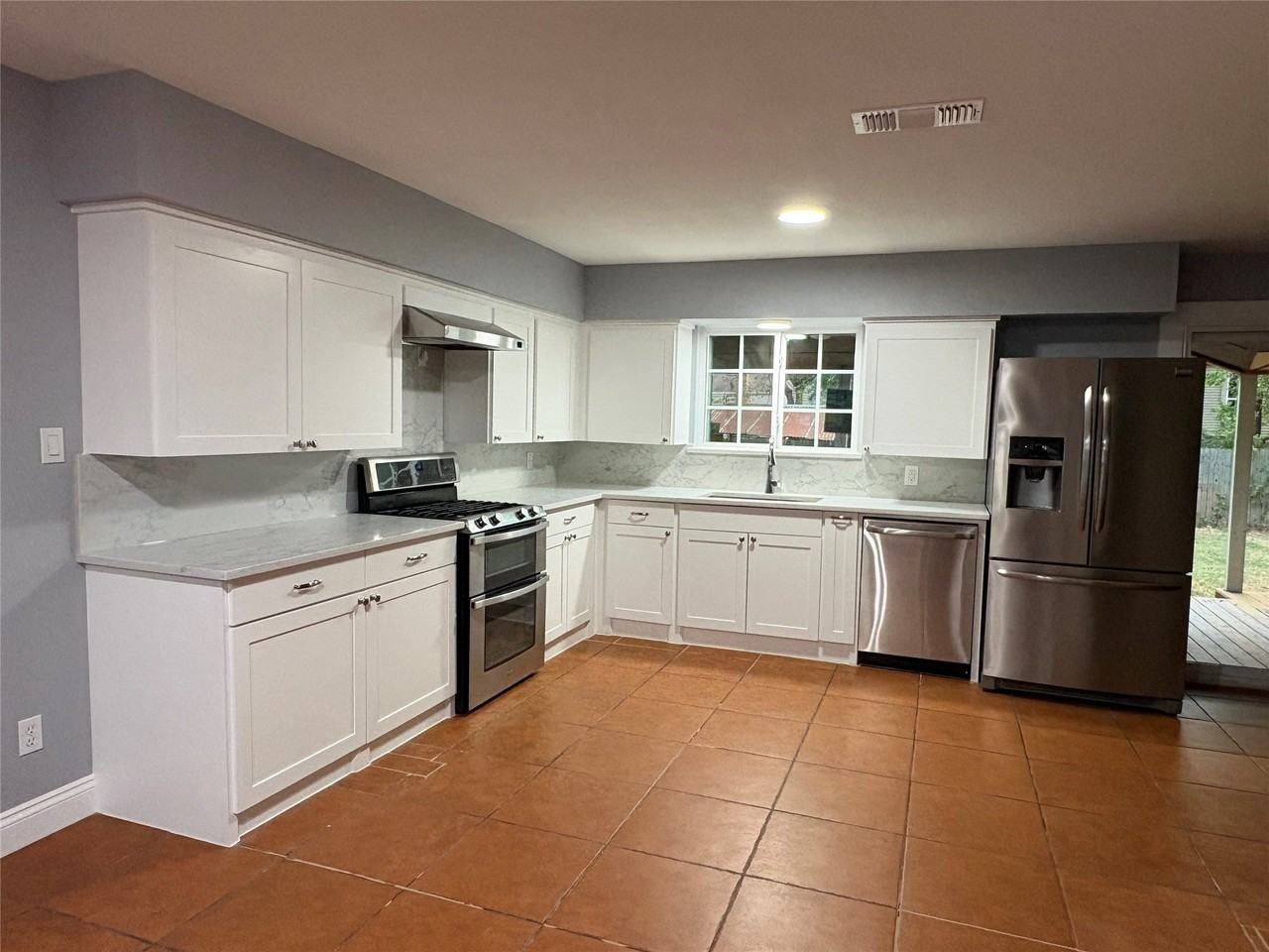 9550 Castlefield Dr - Photo 4 of 15