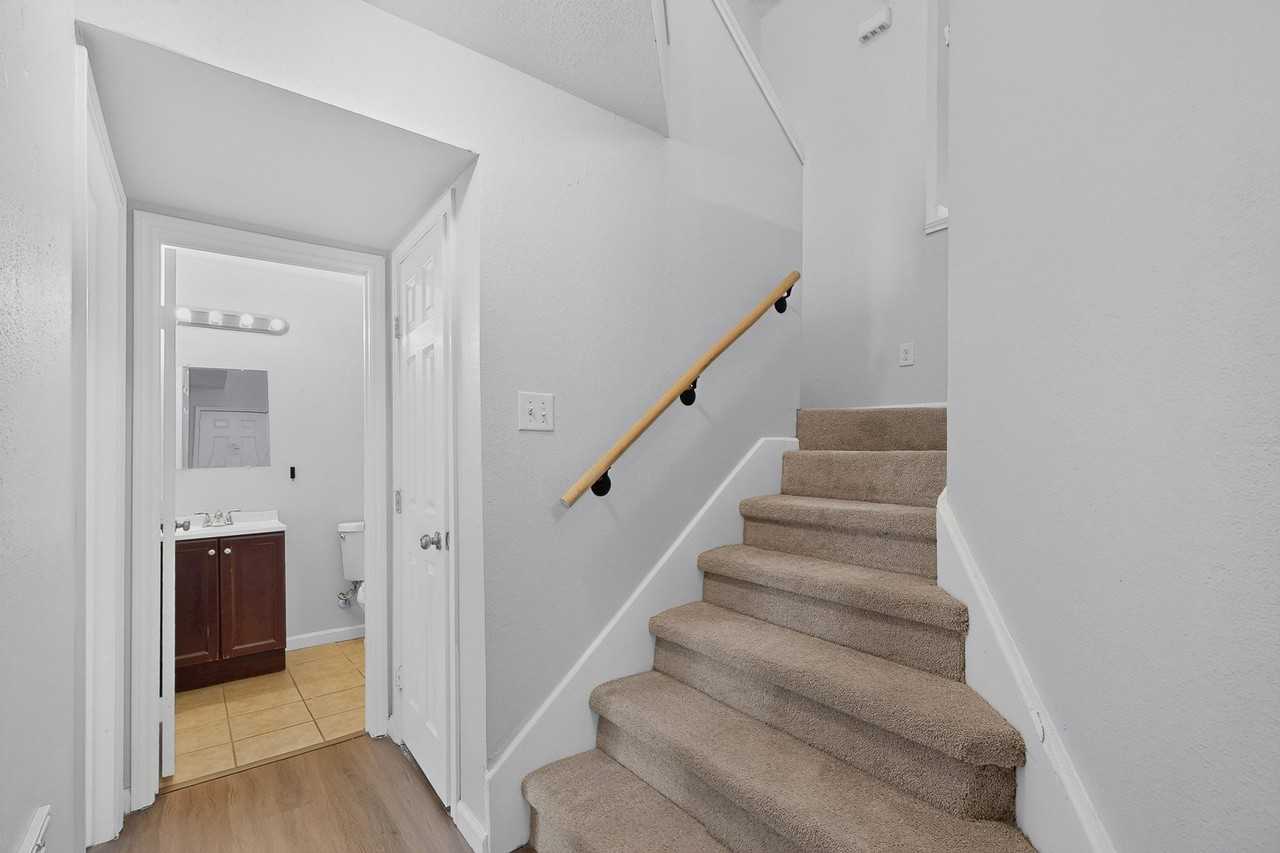 918 Sylvan Creek Dr - Photo 7 of 37