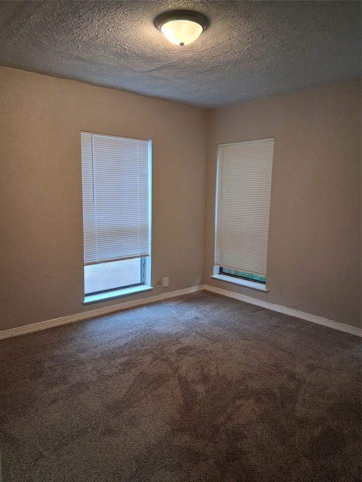 435 Avenue G - Photo 5 of 23