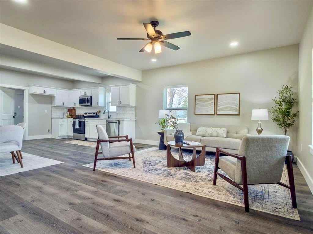 705 E Springer Ave - Photo 3 of 43