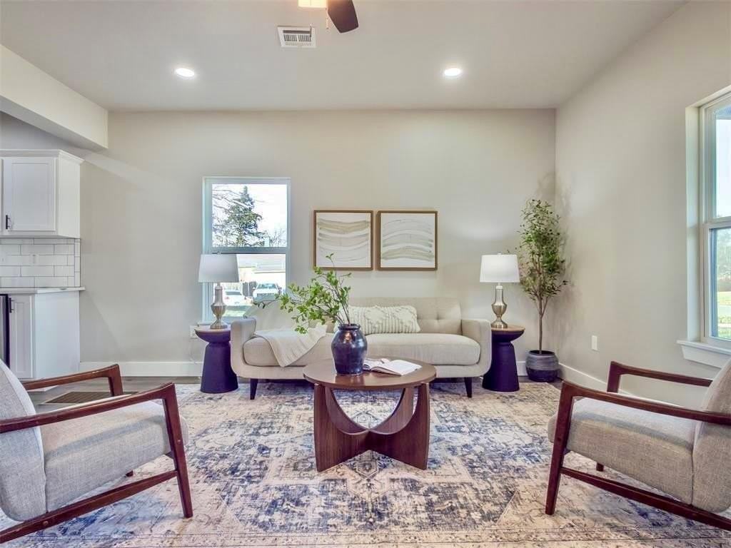 705 E Springer Ave - Photo 4 of 43