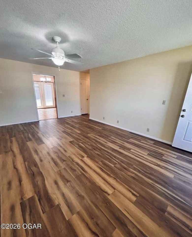 1320 E 18th St - Photo 3 of 19