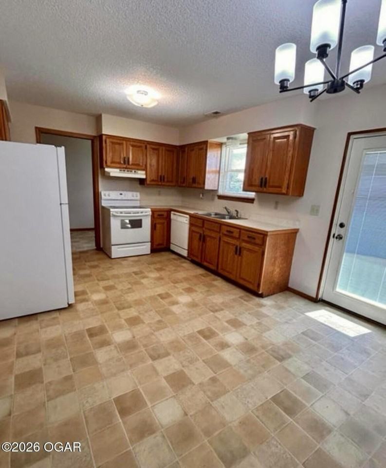 1320 E 18th St - Photo 5 of 19