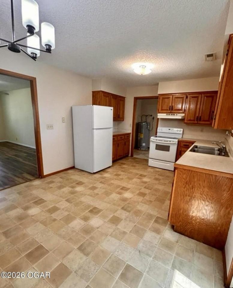 1320 E 18th St - Photo 6 of 19