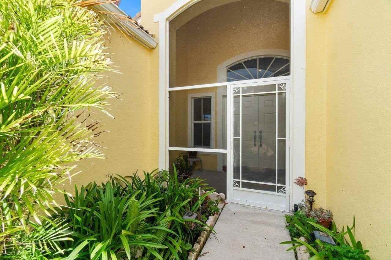 9193 Cove Point Cir - Photo 4 of 38