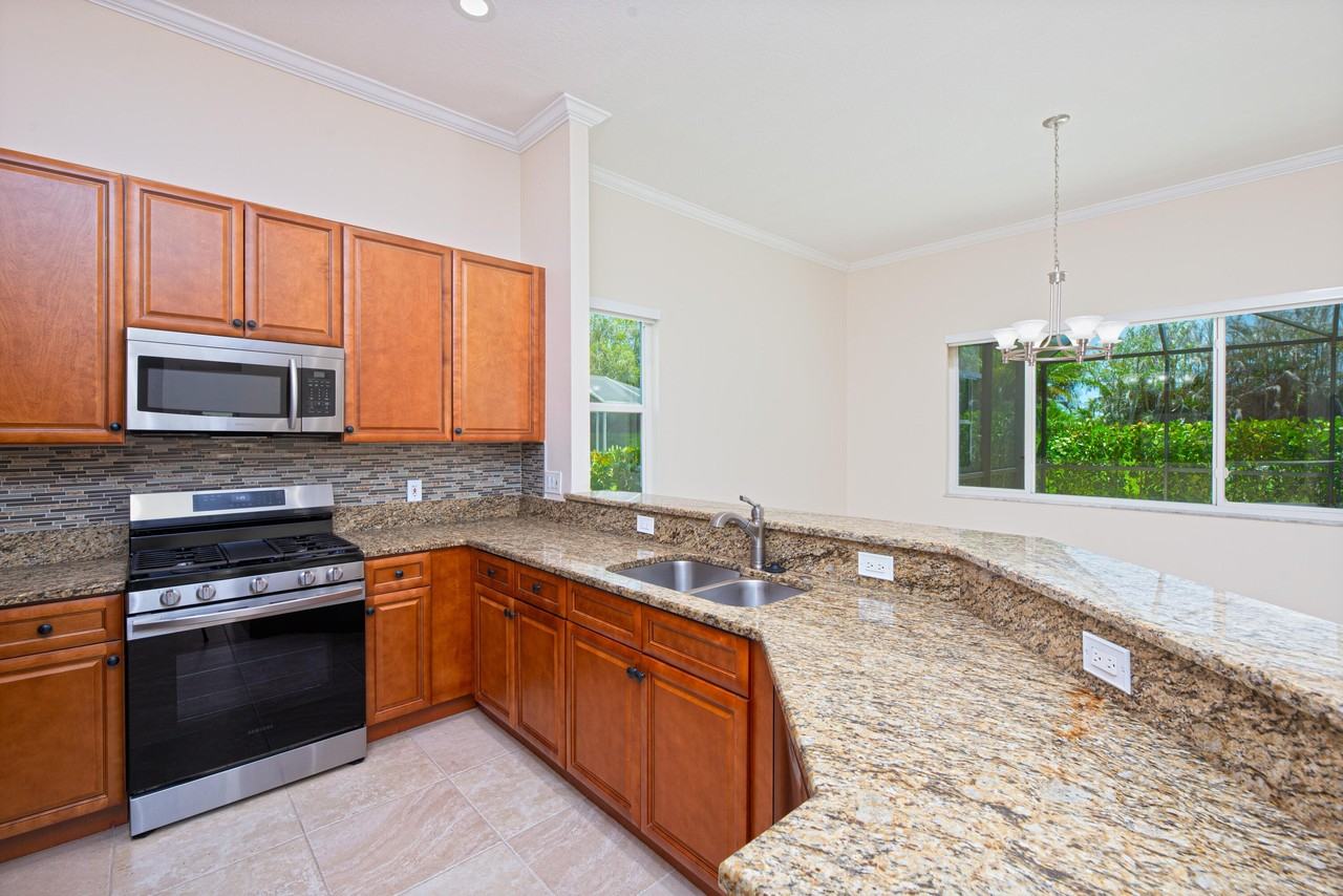 421 Sw Crabapple Cv - Photo 6 of 42