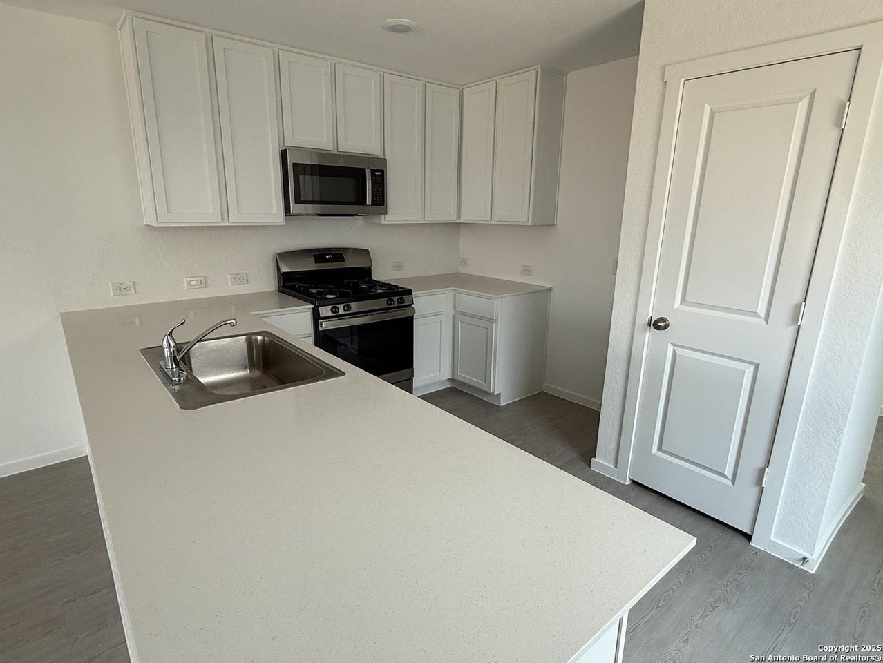 242 Tahoe Ave - Photo 6 of 19