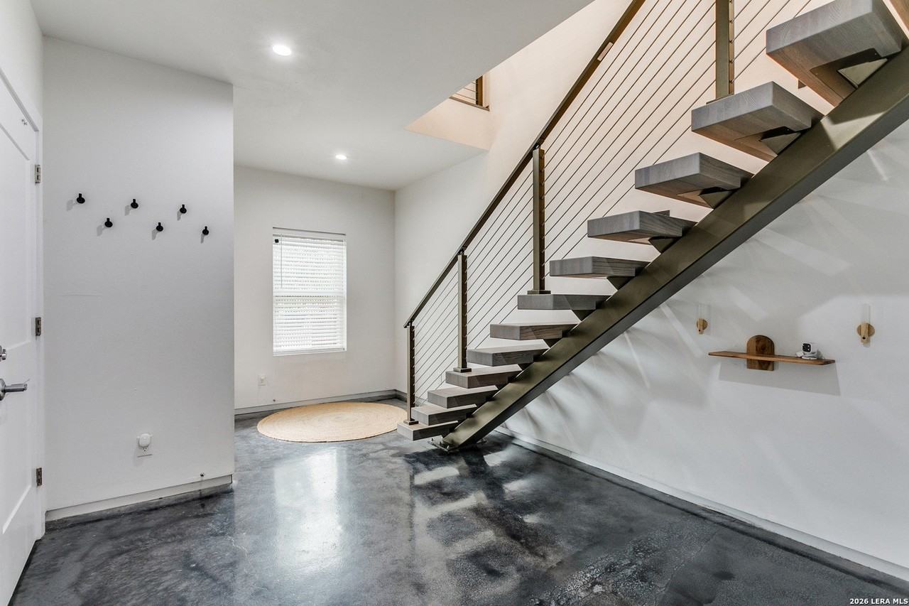 902 Montana St #102 - Photo 4 of 29