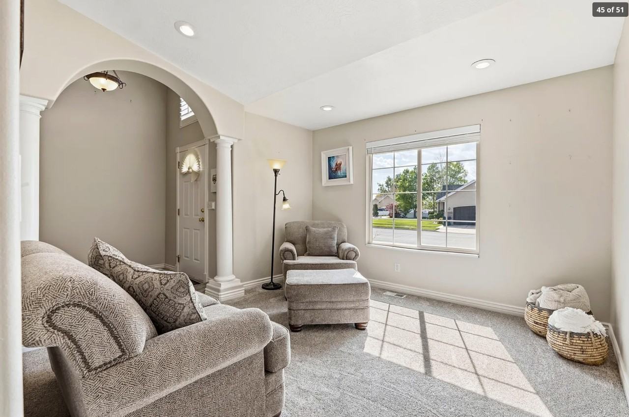 1403 Sw - Photo 3 of 16
