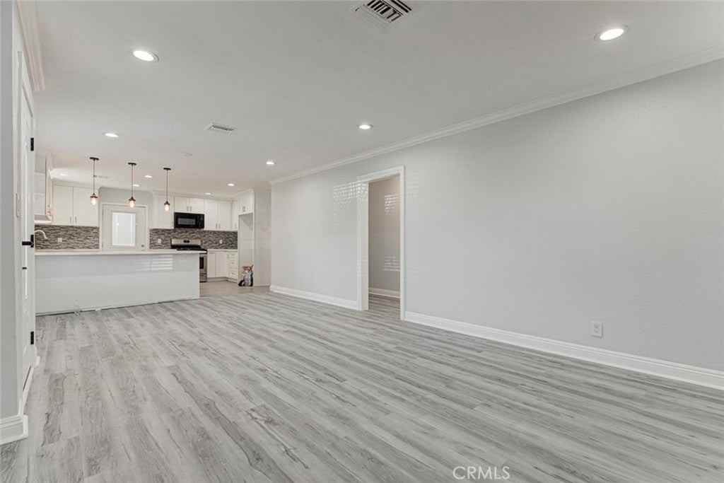 14537 Wyandotte St - Photo 6 of 28