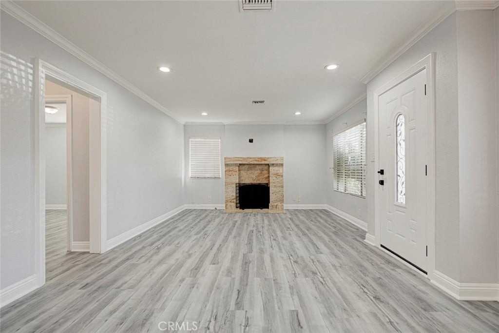 14537 Wyandotte St - Photo 7 of 28