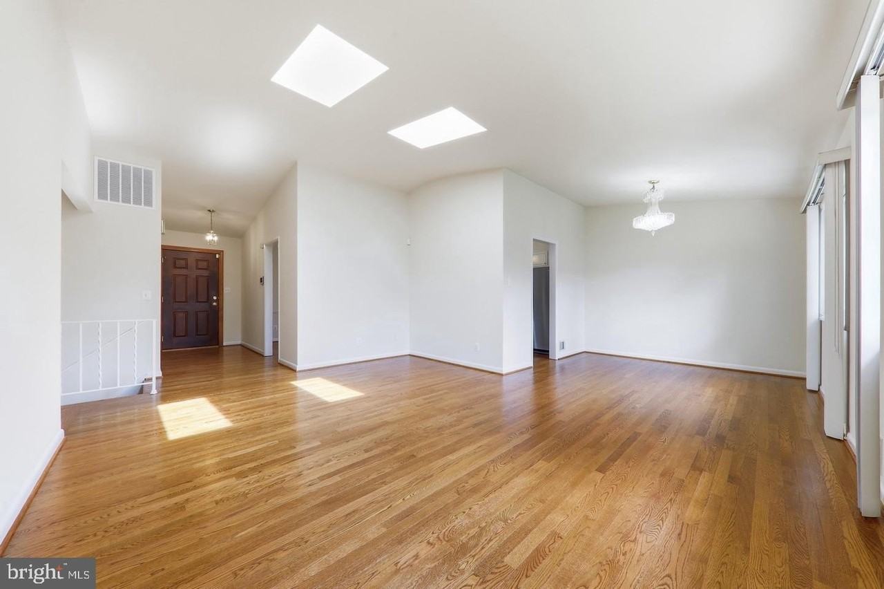 11601 Gowrie Ct - Photo 4 of 48