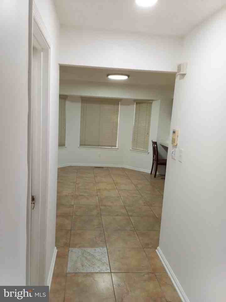 4805 Ashford Pl - Photo 7 of 50