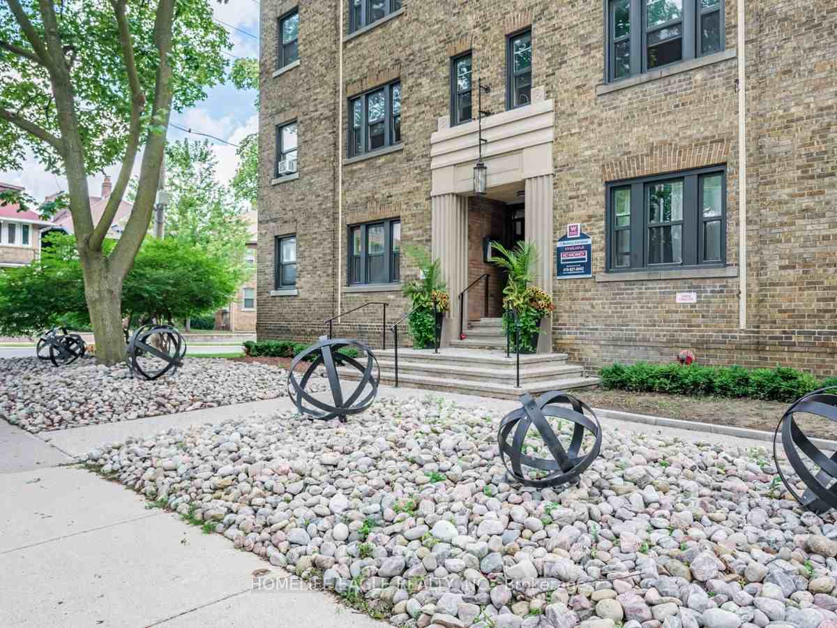 1 & 8 Mallory Gardens, Toronto - Photo 6 of 38