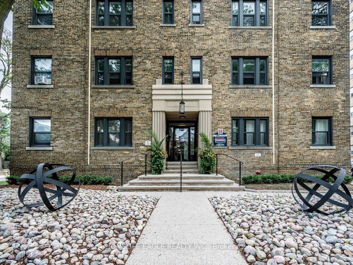 1 & 8 Mallory Gardens, Toronto - Photo 7 of 38