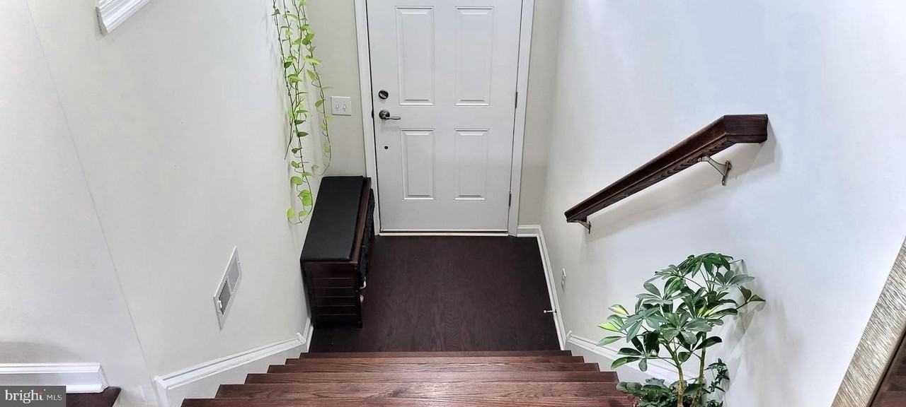 111 Admiral Ln - Photo 2 of 34