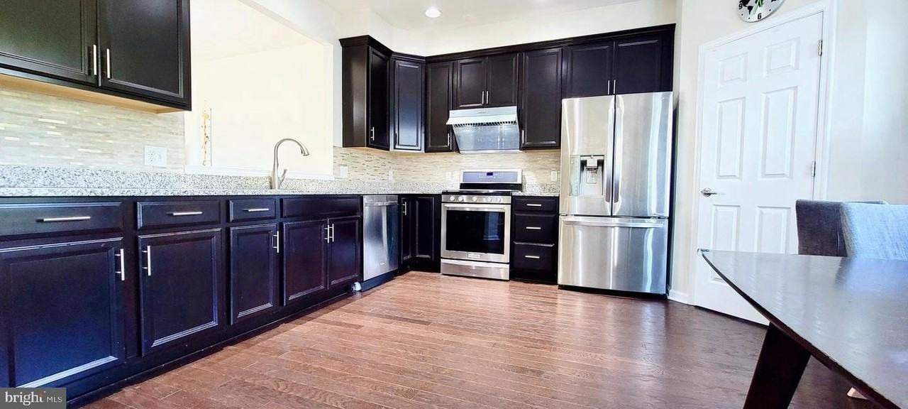 111 Admiral Ln - Photo 3 of 34
