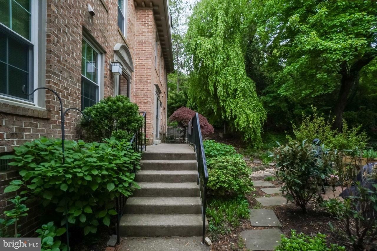 2310 Sanford St - Photo 2 of 38