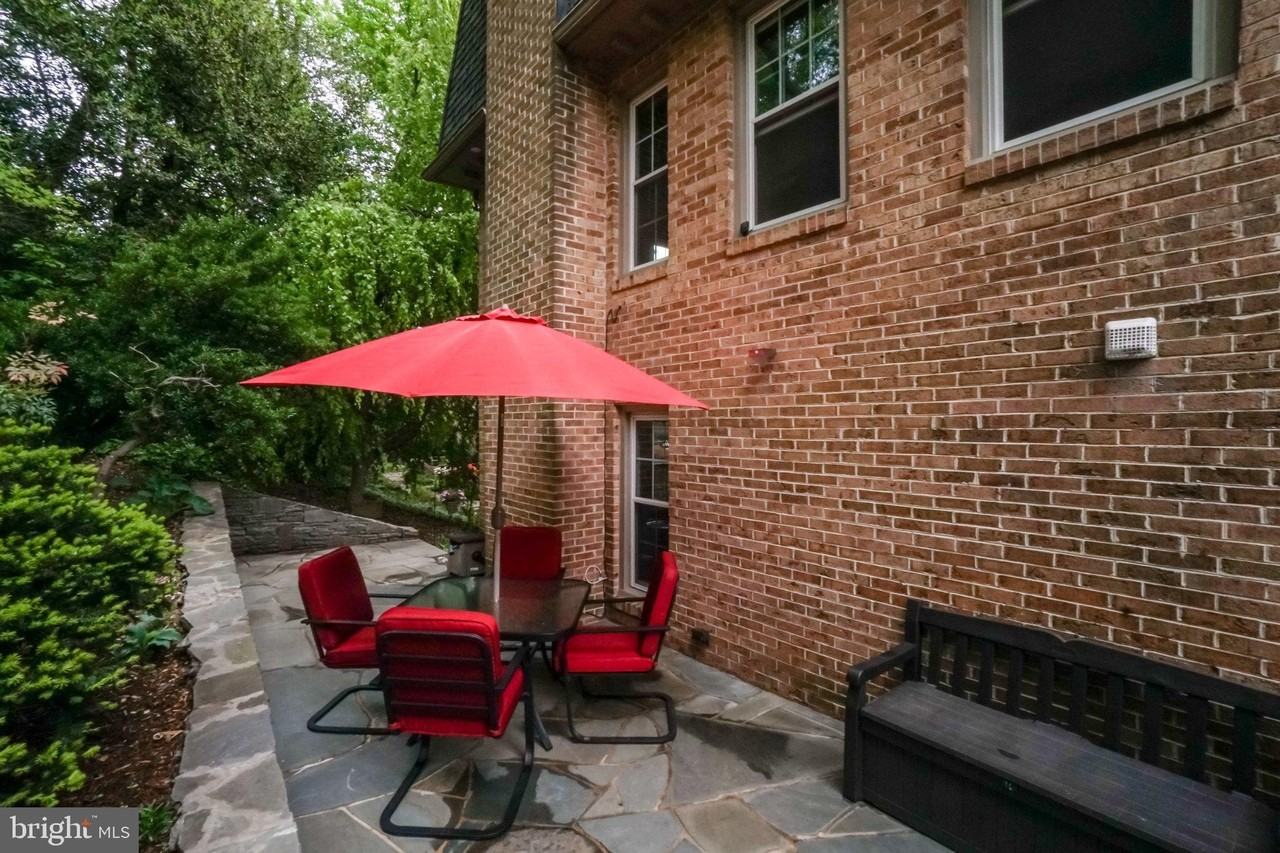 2310 Sanford St - Photo 5 of 38
