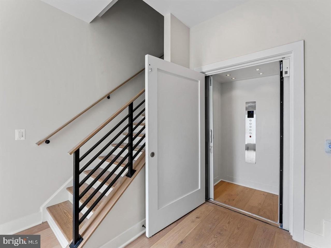 2015 Tysons Ridgeline Rd - Photo 4 of 33