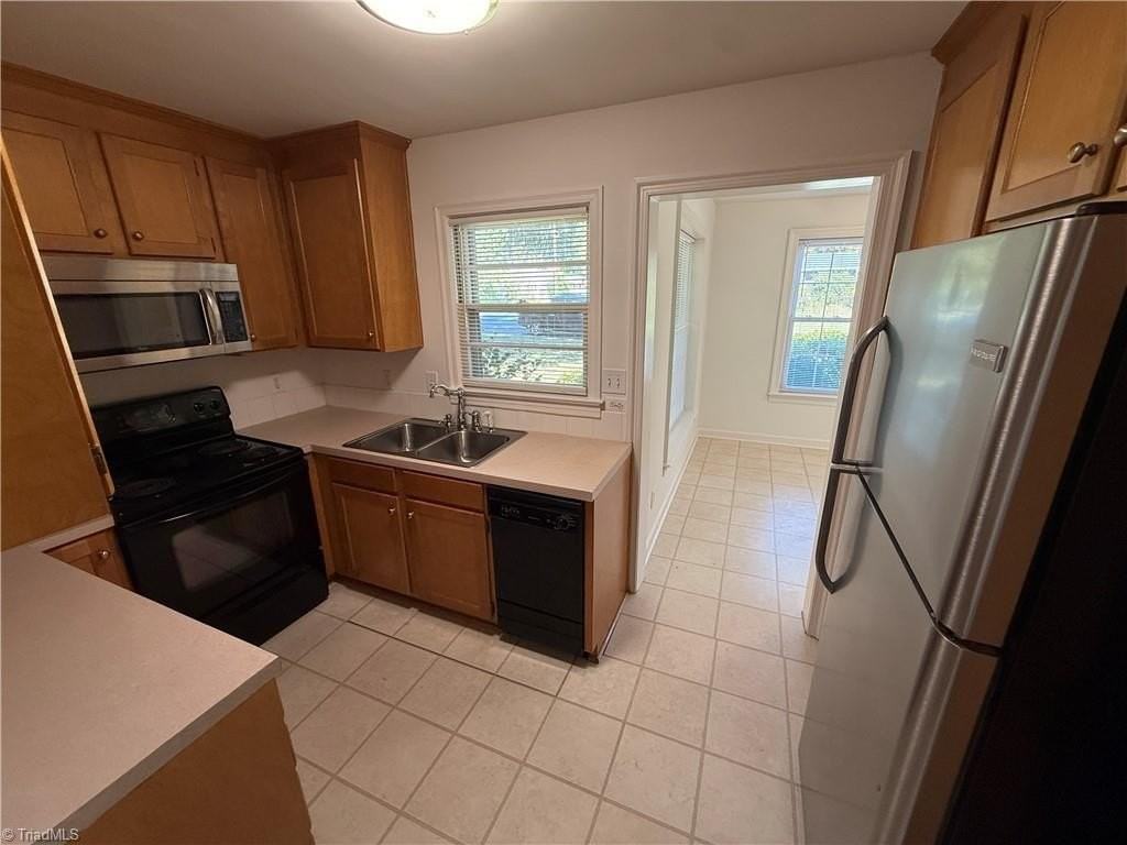 337 Pennsylvania Ave - Photo 4 of 13