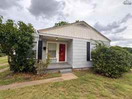 featured image of 1626 Ardath Ave