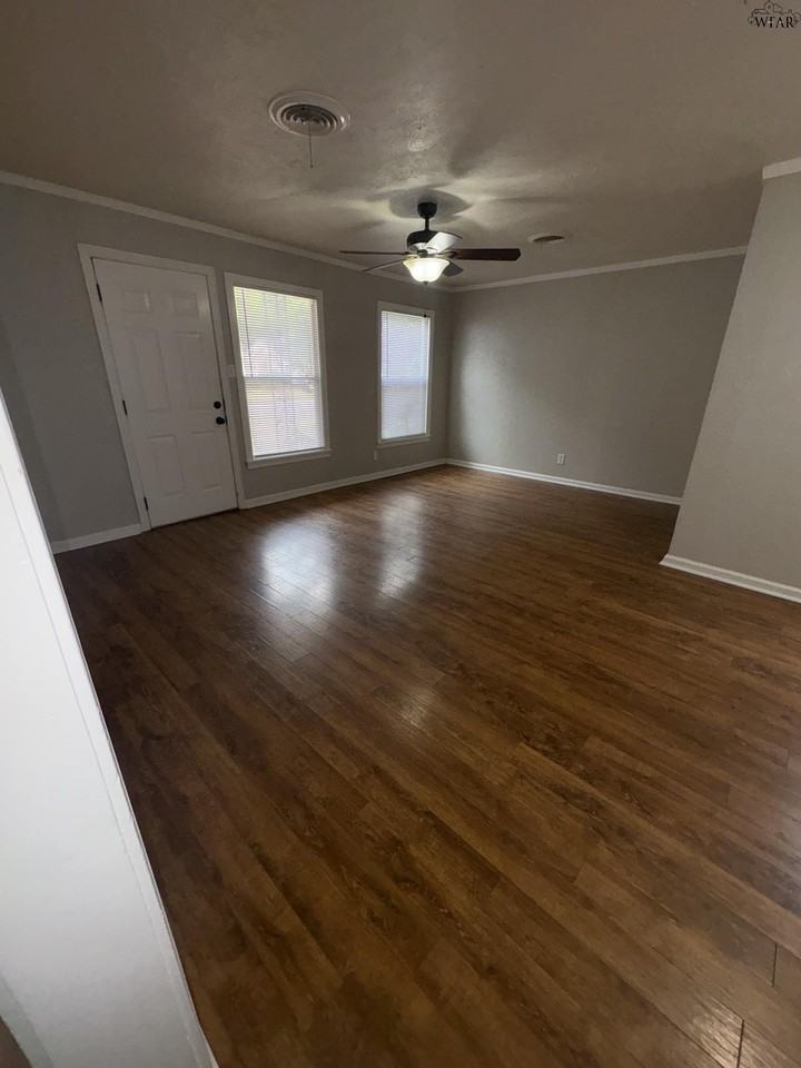 1626 Ardath Ave - Photo 3 of 13