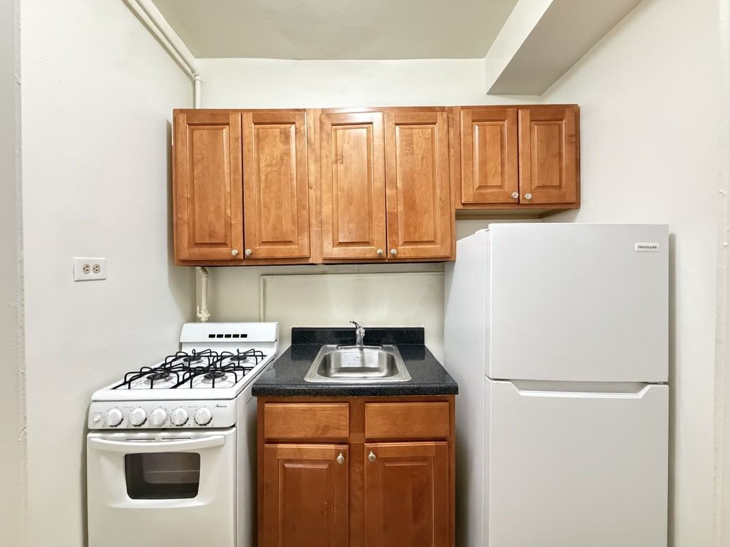 917 W Eastwood Ave #107 - Photo 3 of 21