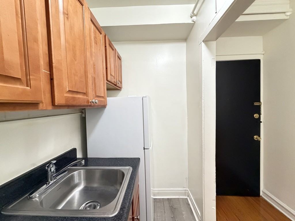917 W Eastwood Ave #107 - Photo 4 of 21