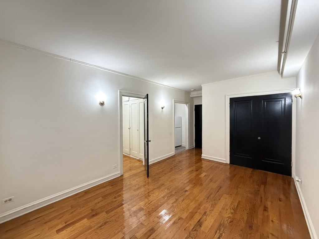 917 W Eastwood Ave #107 - Photo 6 of 21