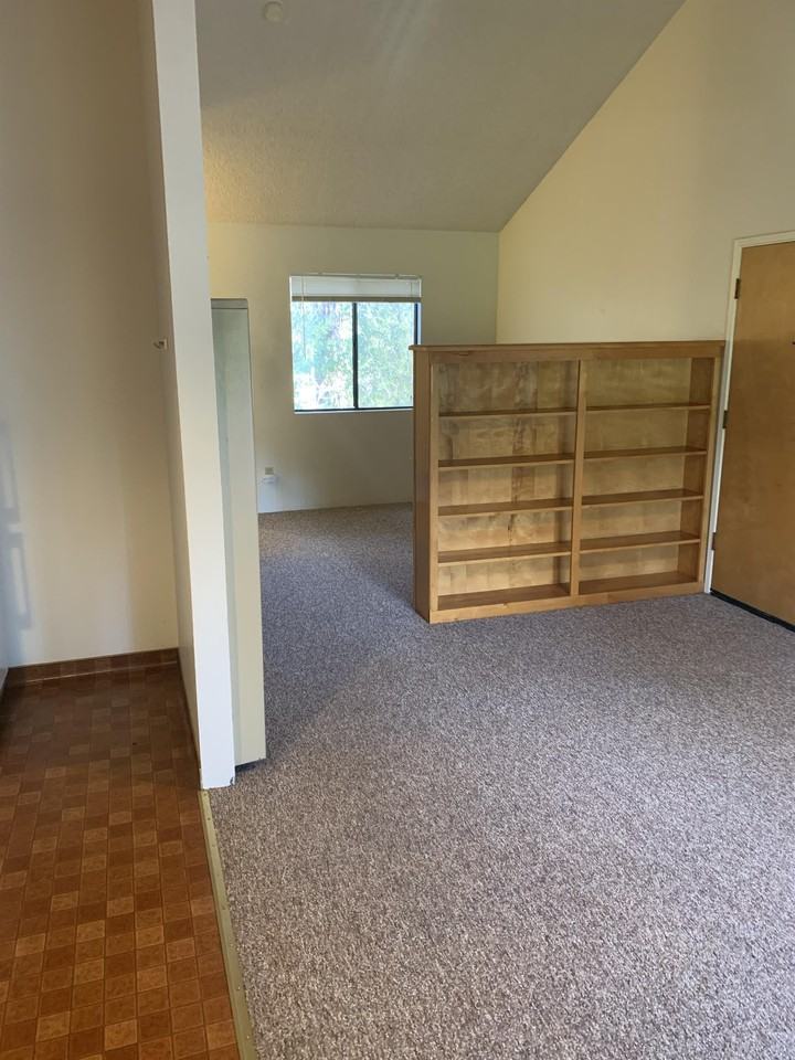 Highland 585 - Photo 3 of 6