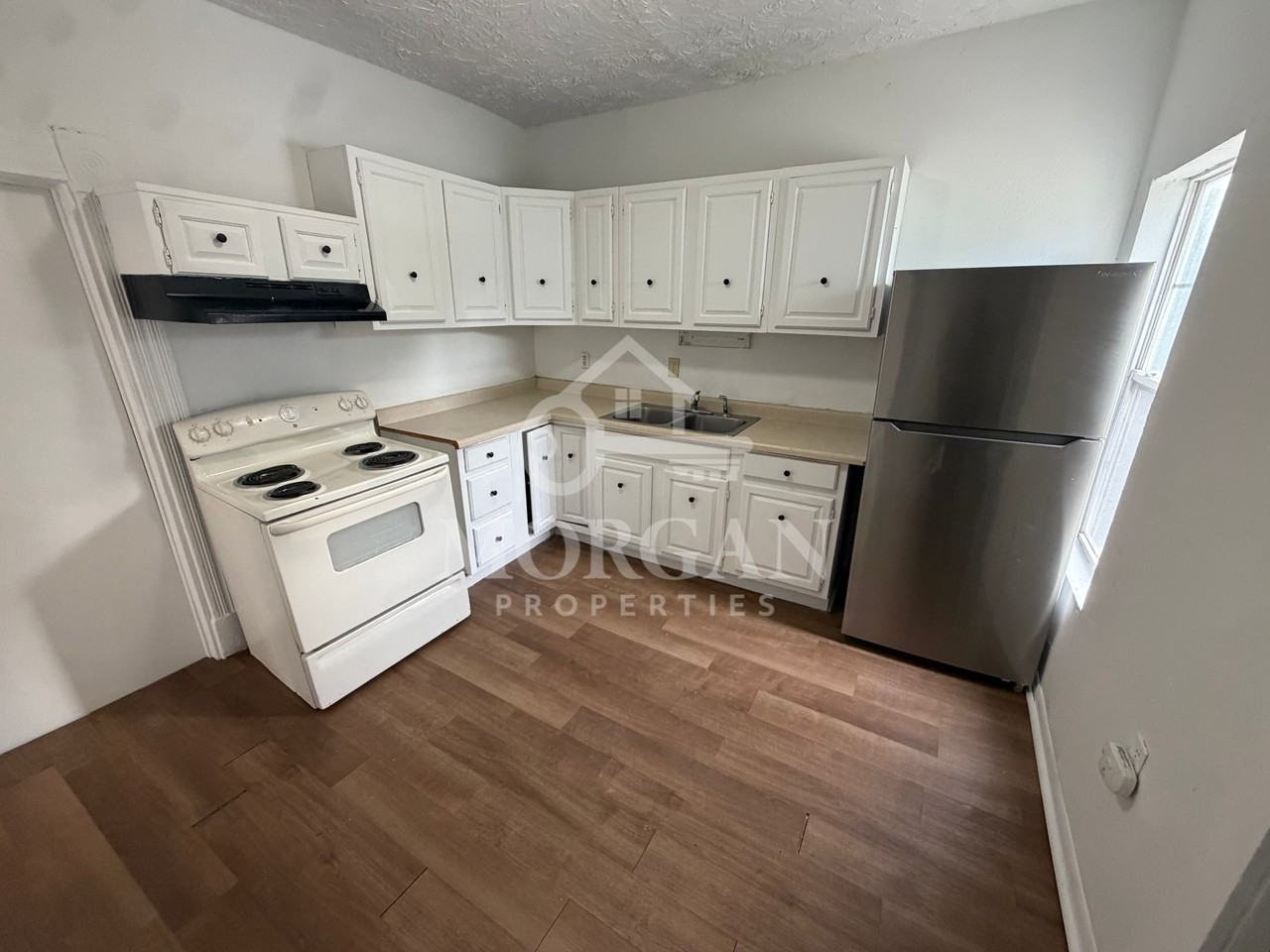 817 West 11th Street - Photo 3 of 9