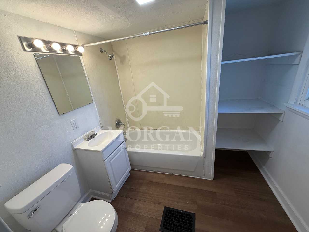 817 West 11th Street - Photo 6 of 9