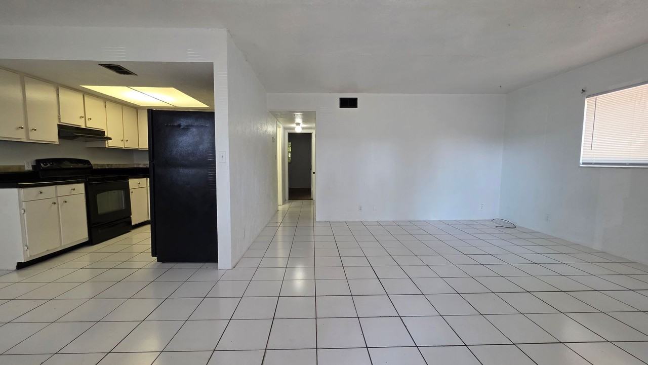 1140 S Ridgewood Ave - Photo 4 of 8