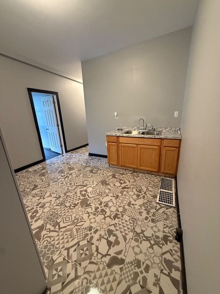 154 S 6th St Rear S - Photo 2 of 10