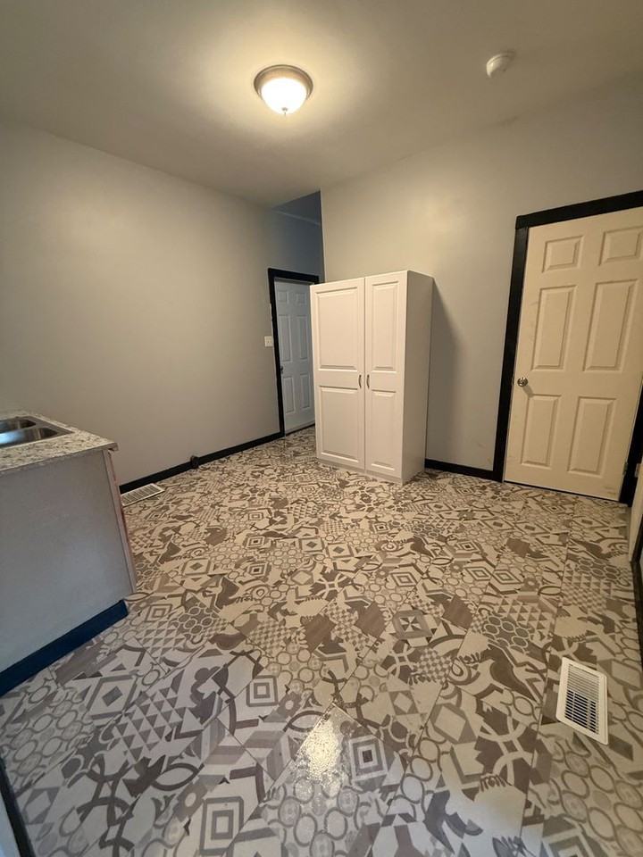 154 S 6th St Rear S - Photo 3 of 10