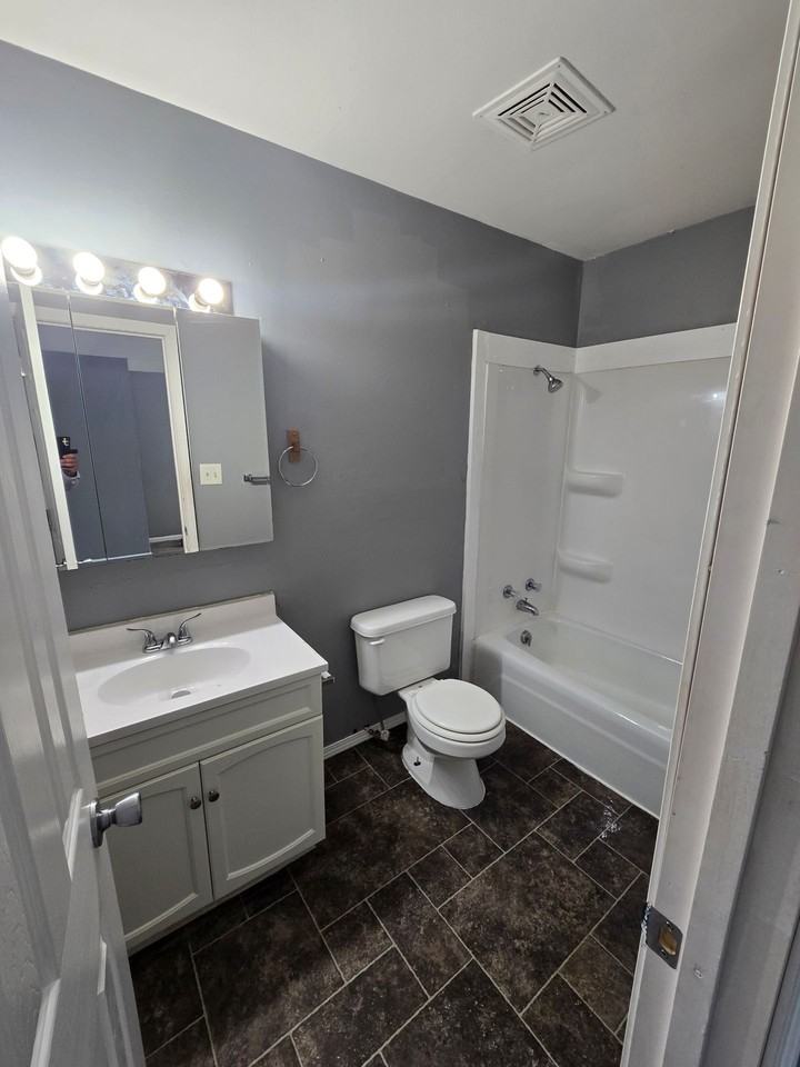 305 W Maple St - Photo 2 of 3