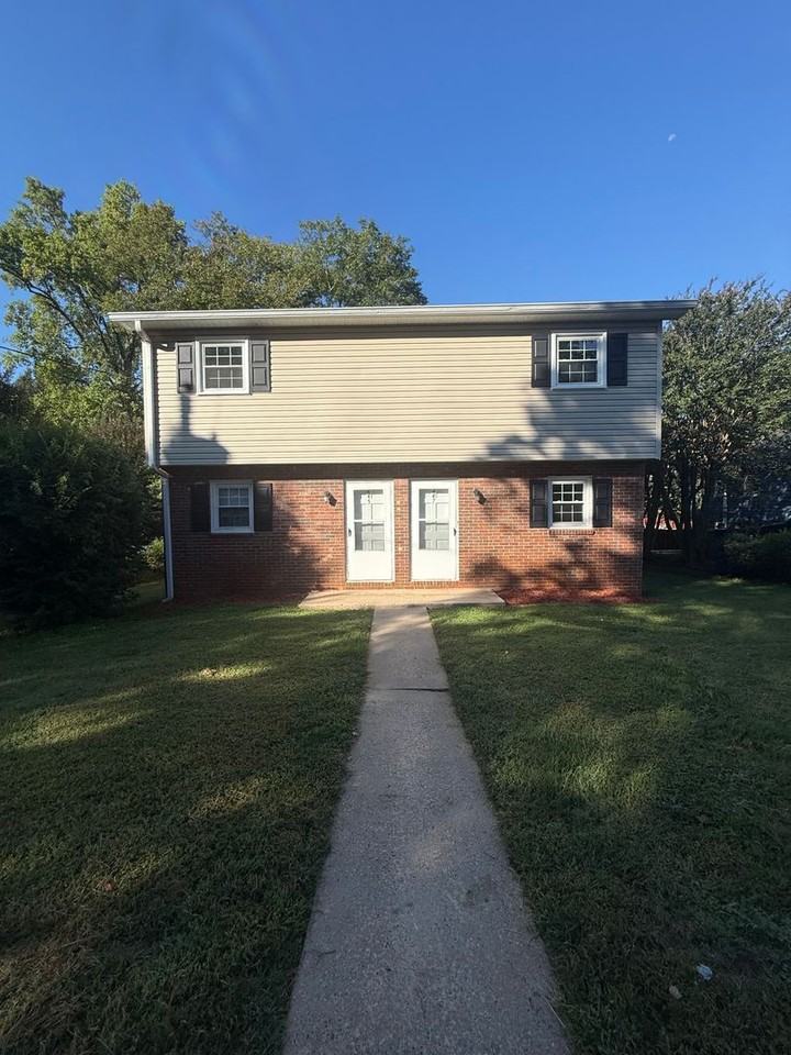245 N Oak St - Photo 2 of 15