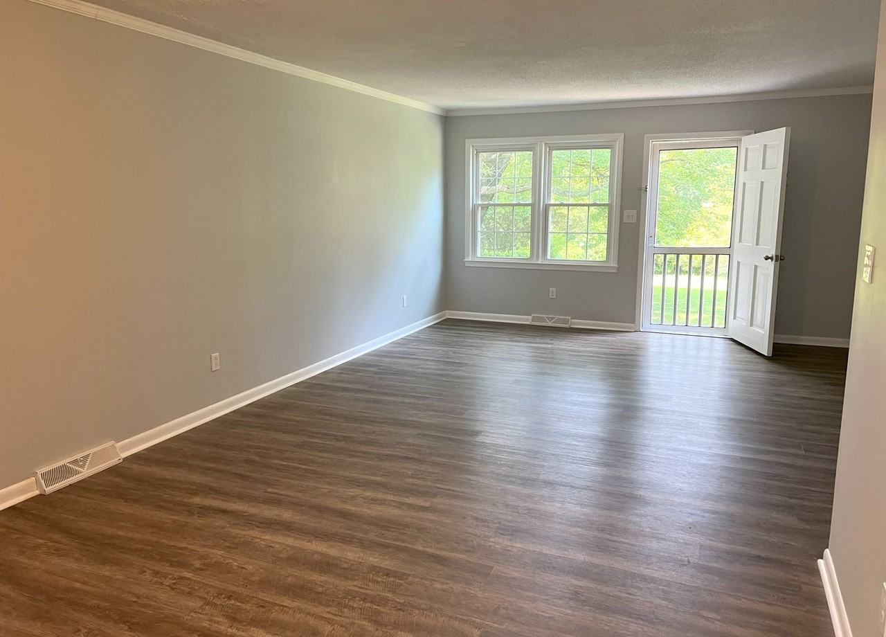 245 N Oak St - Photo 4 of 15
