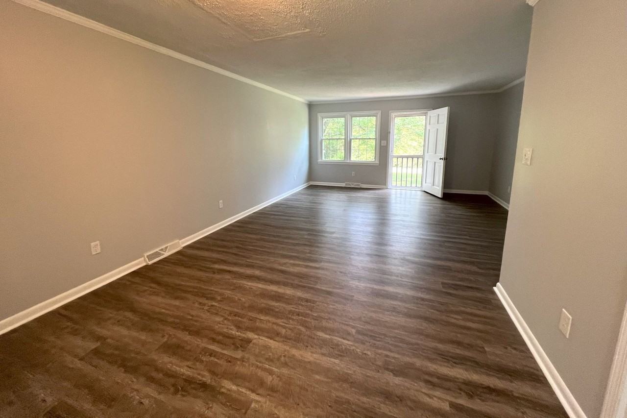 245 N Oak St - Photo 5 of 15