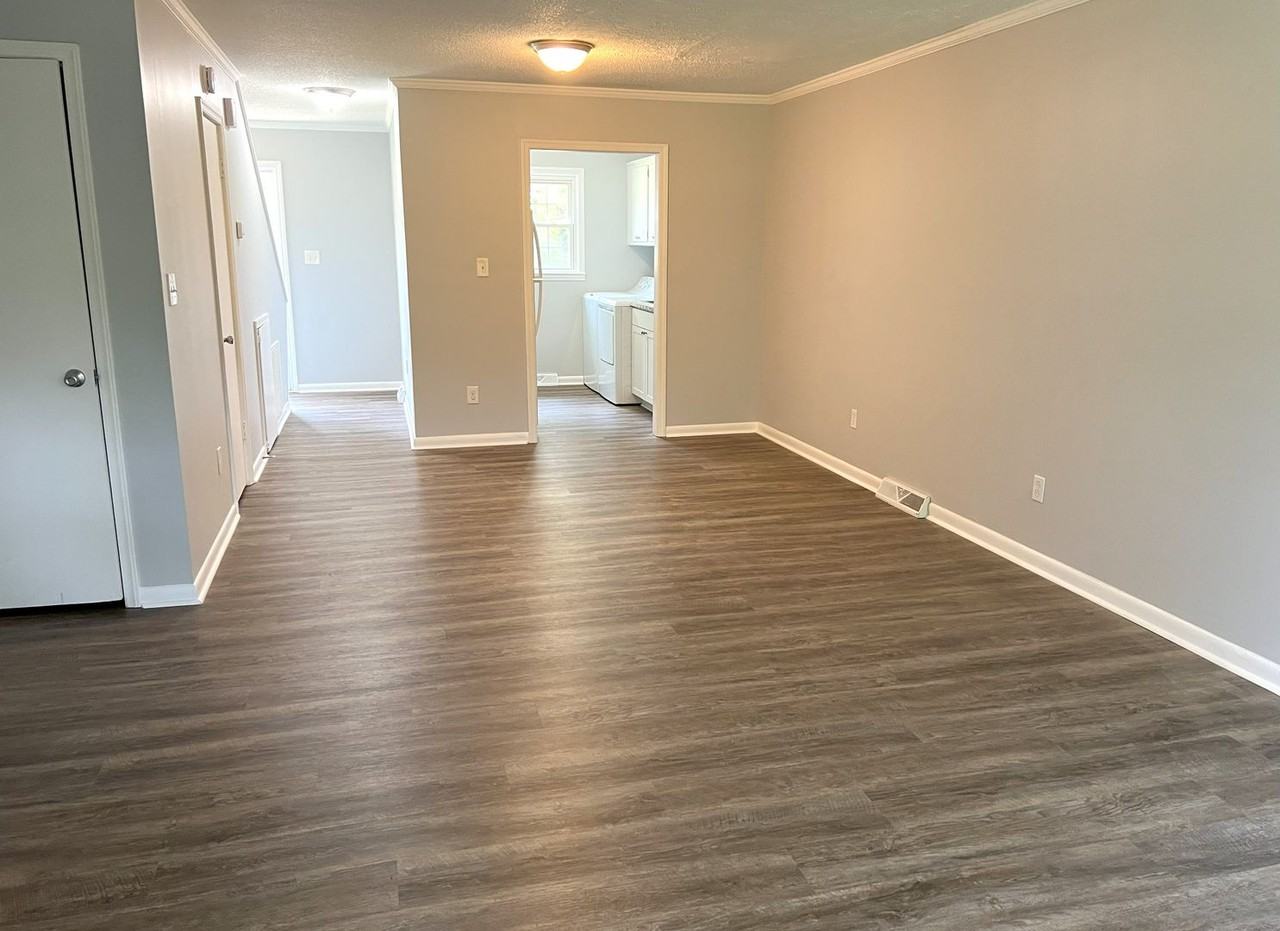 245 N Oak St - Photo 7 of 15