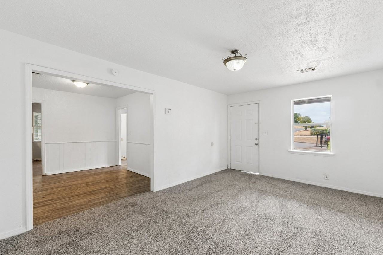 1421 N Page Ave - Photo 6 of 40